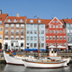 コペンハーゲンを象徴する景観として名高い、運河に沿ってカラフルな木造家屋が並ぶエリア「ニューハウン」