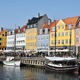 コペンハーゲンを象徴する景観として名高い、運河に沿ってカラフルな木造家屋が並ぶエリア「ニューハウン」